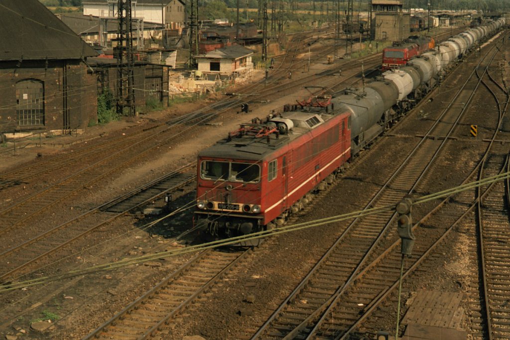 155 205 durchfhrt am 22.09.1991 den Bahnhof Naumburg.