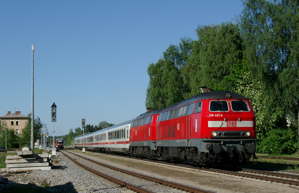 218 421 mit Ersatz-EC am 08.05.2011 in Mindelheim.