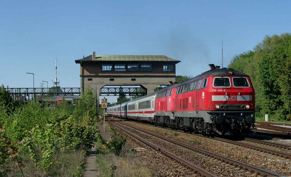 218 456 verlsst am 08.05.2011 mit ihrem RE bestehend aus einer IC-Garnitur den Bahnhof Memmingen in Richtung Kempten.