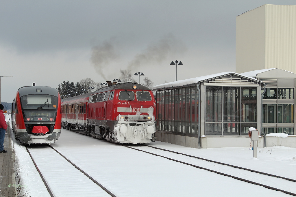 642 214 (Mittelschwabenbahn) und 218 458 am09.02.2013 in Mindelheim.