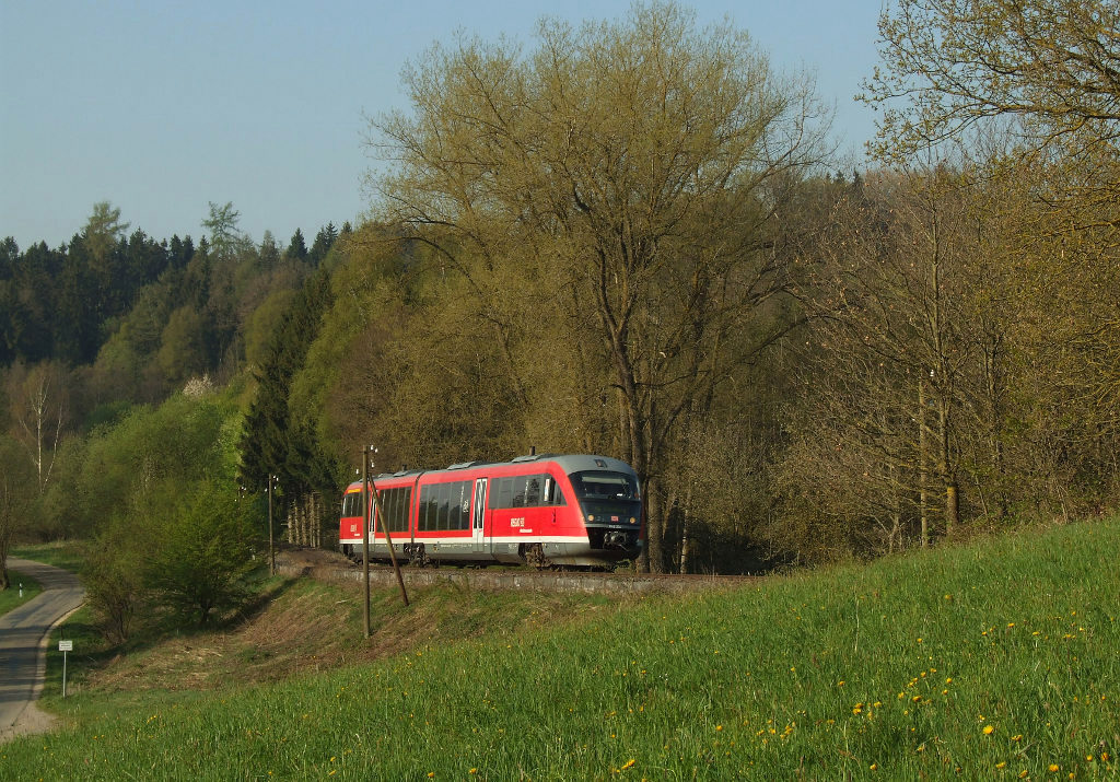 642 214, der Werbebotschafter fr die Mittelschwabenbahn und die Stadt Krumbach samt Krumbad am 20.04.2011 bei Neuburg/Kammel.