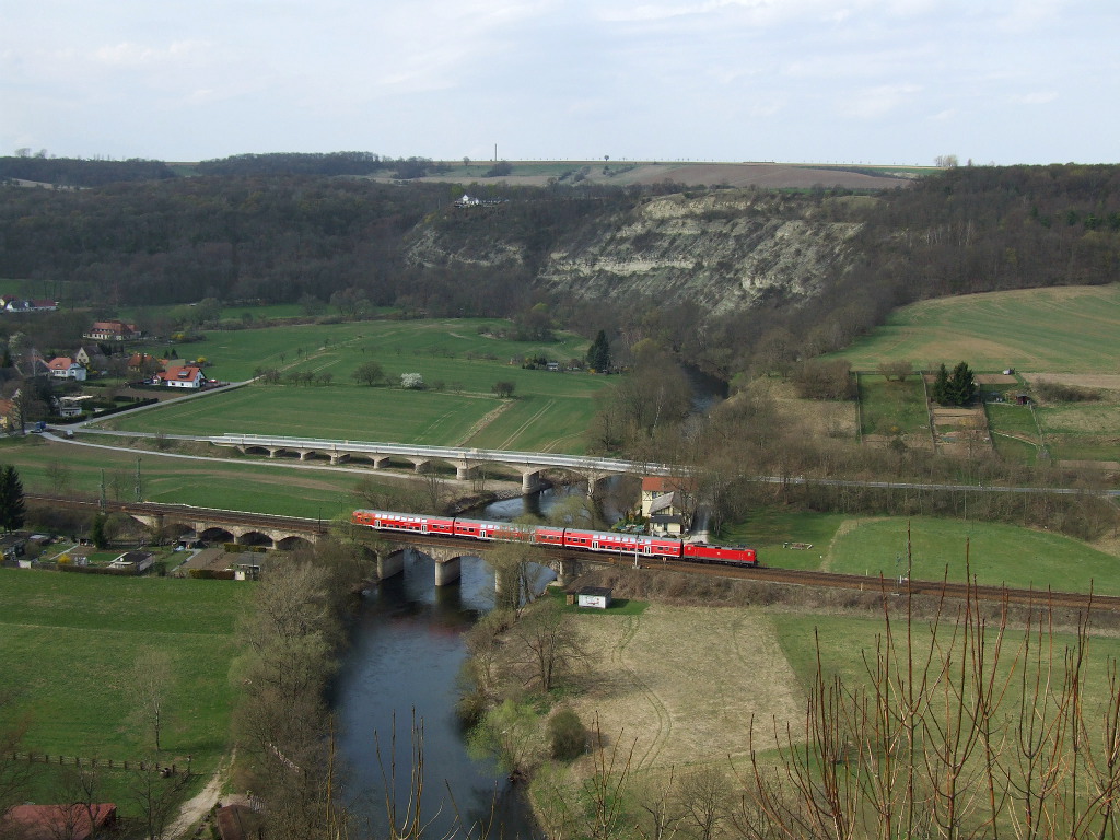 Am 03.04.2011 fhrt unterhalb der Rudelsburg eine RB in Richtung Saalfeld.
