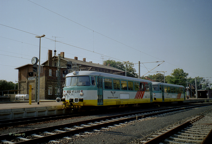 Am 18.08.1998 wurden die KEG Vt 2.01 und 2.02 der zuknftigen Citybahn Chemnitz auf der Unstrutbahn von Karsdorf nach Artern u. zurck als regulrer Reisezug getestet.
Dabei wurde die Traktionsfhigkeit unter den Fahrzeugen geprft. Hier in Artern.