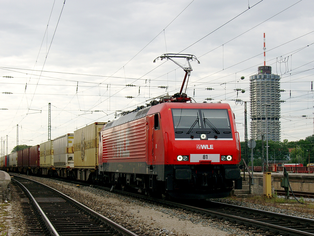 Am 19.07.2011 steht WLE 81 mit ihrem Gterzug in Augsburg zur Weiterfahrt bereit.