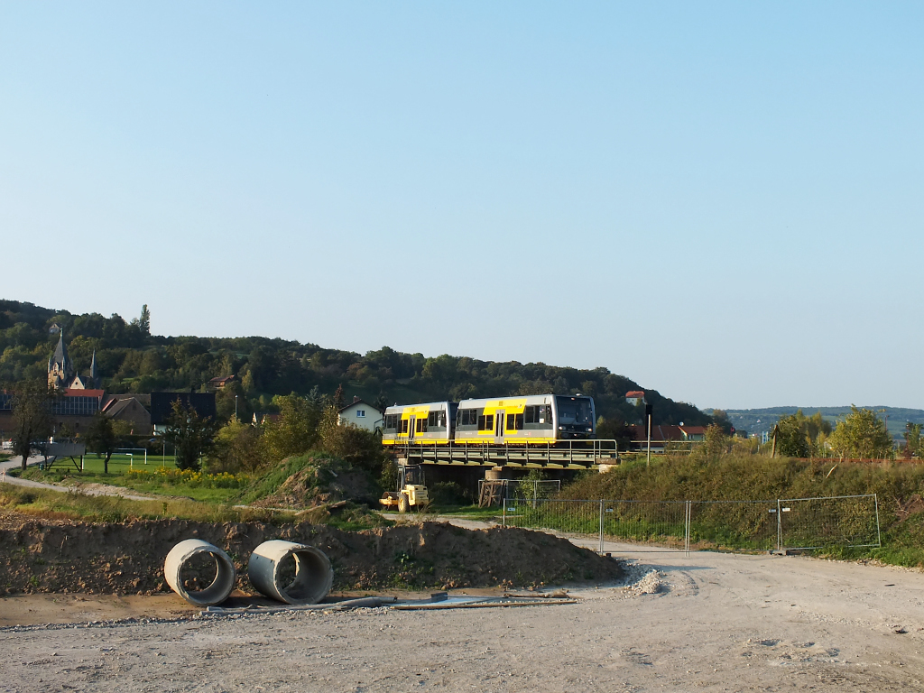 Am 25.09.2011 fahren diese zwei 672 nach Naumburg/Ost durch Robach. Bald wird auch dieser Ort einen Bahnanschlu haben. Ob sich der Haltepunkt auch rentiert kann bezweifelt werden... 
Die Autolobby ist viel stark....