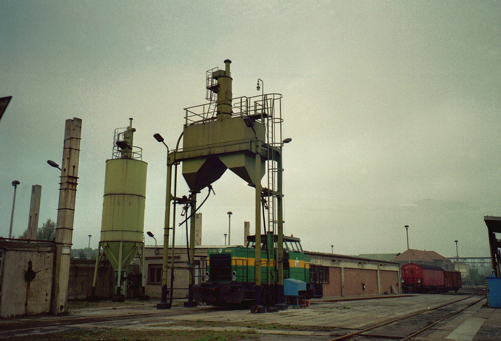 Die neue MaK Lok fr Leuna am 11.10.1996 an der Besandungsanlage im Bw Leuna.