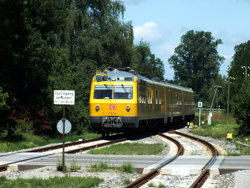 Einmal pro Jahr mssen auf allen lteren Streckenabschitten die Schienen geprft werden. So auch auf der Mittelschwabenbahn am 18.07.2012 mit 719 001 in Pfaffenhausen.