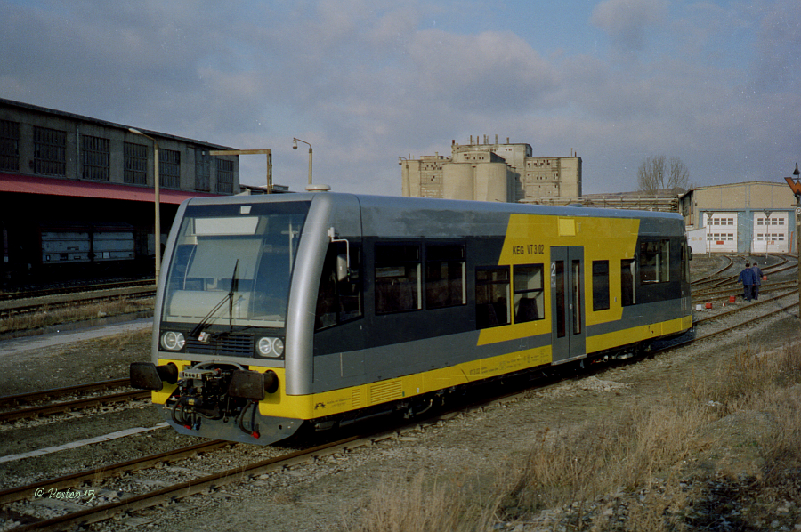 Ende 1998 trafen die ersten LVT/S der zuknftigen Burgenlandbahn in Karsdorf ein.
Hier VT 3.02 am 16.12.1998. Man beachte die abweichende Beschriftung, so wurden die ersten VT´s vom Hersteller geliefert! Diese wurde noch rechtzeitig vor dem Betriebsbeginn gendert. 