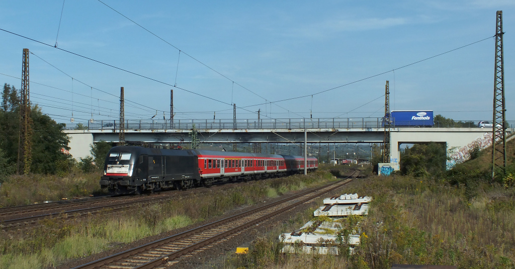 ES 64 U2-005 verlsst mit einer RB am 29.09.2011 den Bahnhof Naumburg gen Erfurt.