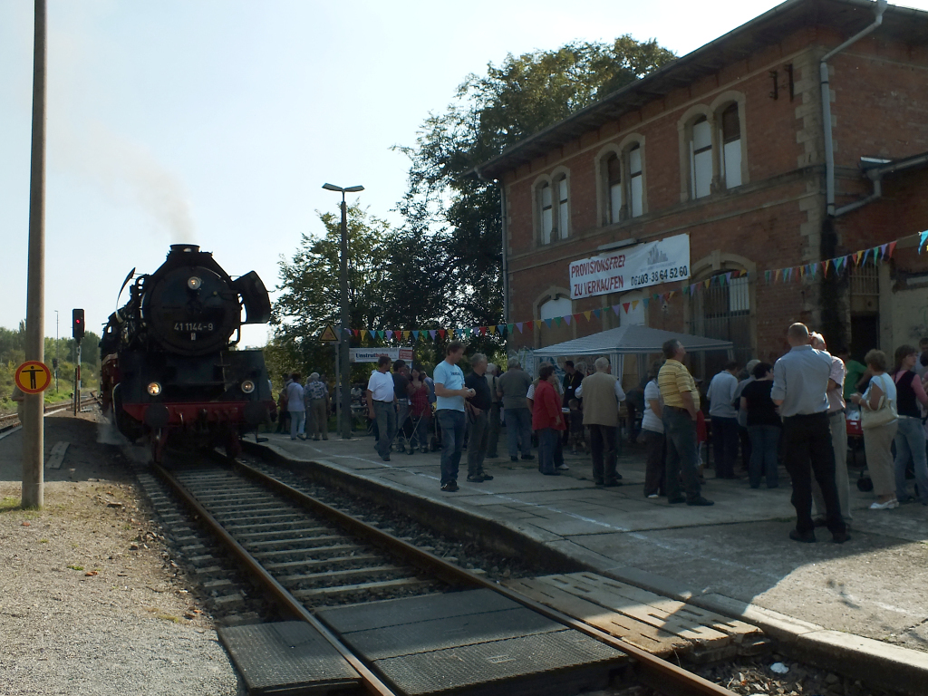 In Karsdorf wurde wieder in Verbindung mit dem Rotkppchenexpress von der IG Unstrutbahn ein Bahnhofsfest organisiert. 