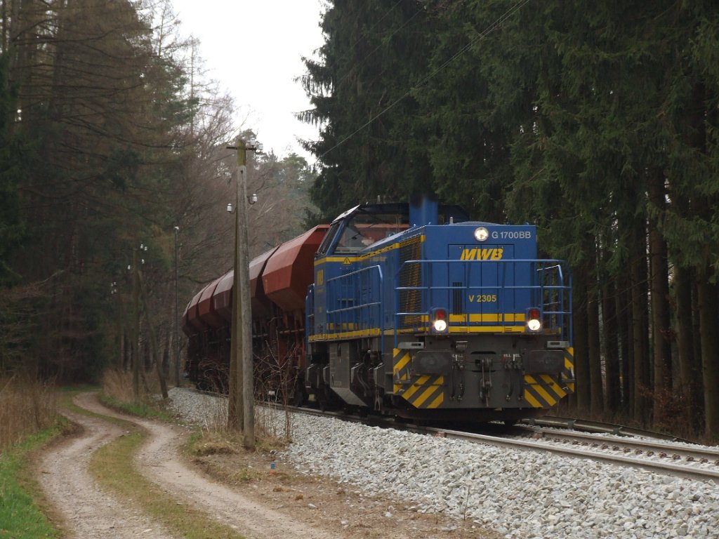 MWB V 2305 steht am 10.04.2010 mit einem Schotterzug im ehemaligen Bahnhof Ellzee.