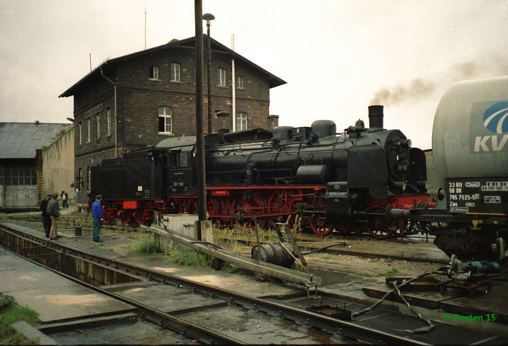 Nachdem am 27.09.1995 die Gesellschaft nach Freyburg/Unstrut befrdert wurde, kam die P8 mit ihrer Leergarnitur nach Naumburg um im dortigen Bw Betriebsstoffe zu ergnzen. Somit war 38 1182 die letzte P8, die das Bw Naumburg gesehen hat...
