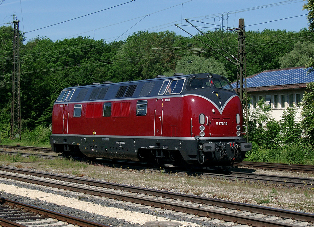 V 270.10 durchfhrt am 24.05.2011 den Bahnhof Gnzburg gen Ulm.
