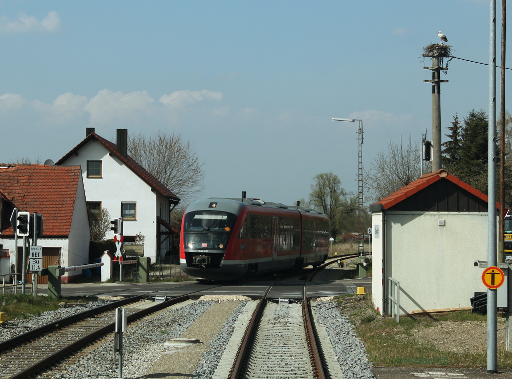 Mit dem Zug durch die Kinderstube! 642 087 passiert am 02.04.2014 ein neues Storchennest im Bahnhof Ichenhausen...