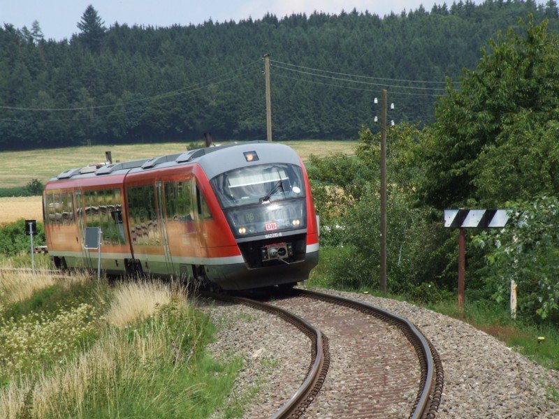 642 215 paiert am 11.07.2008 bei Billenhausen mit 20 km/h eine Gleisverwerfung.