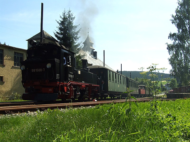 99 1568 am 15.08.2009 im Bahnhof Schlssel.