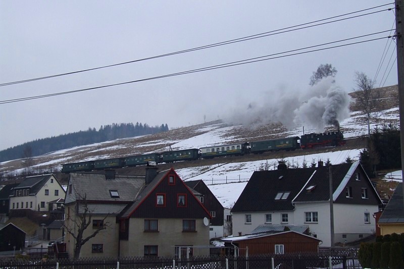 99 773 fhrt am 18.03.2009 oberhalb der Ortschaft Neudorf in Richtung Bahnhof Neudorf.
