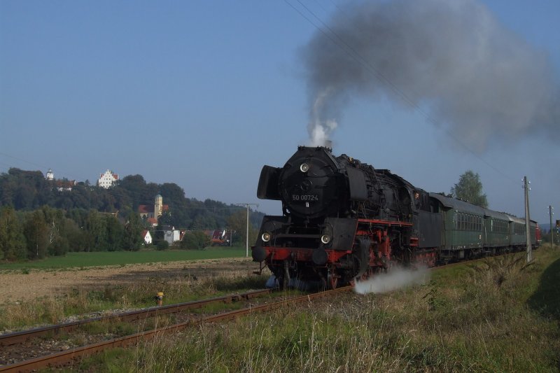 Am 27.09.2009 wurde das 100 Jhrige Bestehen der Strecke Mindelheim - Pfaffenhausen - (Kirchheim) mit Damfzugfahrten zwischen Mindelheim und Pfaffenhausen gefeiert. Hier ist der Leerzug bei Neuburg Richtung Pfaffenhausen unterwegs.