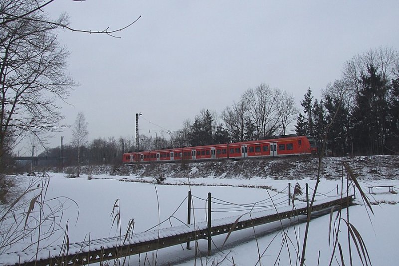 Ein 425 verlt am 19.02.2009 den Bahnhof Gnzburg in Richtung Augsburg.