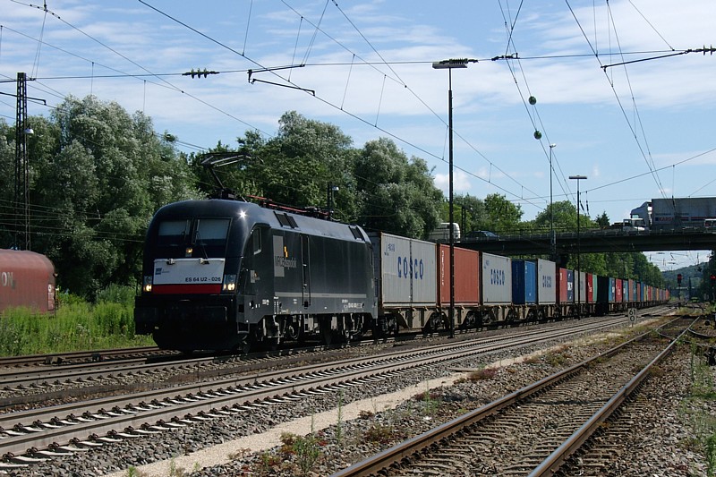 ES 64 U2 - 026 mit Gterzug am 24.07.2009 in Gnzburg.