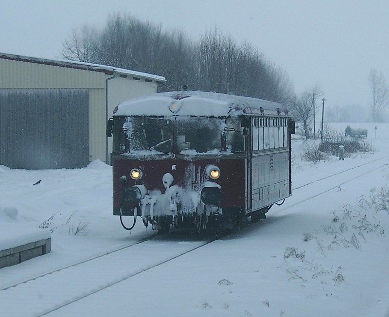 Mchtig eingeschneit fhrt der VT der Staudenbahn am 17.02.2005 in Pfaffenhausen ein.