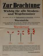 Ab dem 01.10.1928 wurden an den Bahn�berg�ngen im Deutschen Reich neue Warnkreuze angebracht. Mit einem solchen Plakat wurden die Verkehrsteilnehmer dar�ber informiert. (Sammlung Rainer Nette [t])