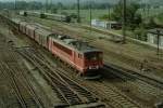 naumburg-saale-und-nahere-umgebung/334490/250-238-mit-gueterzug-bei-der 250 238 mit Güterzug bei der Durchfahrt durch Naumburg am 22.09.1991.