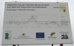 Auf dem ehemaligen und zuknftigen Bahnhofsgelnde von Katzenstein wird an einer Bautafel ber das ehrgeizige Wiederaufbauprojekt Sgmhle-Katzenstein informiert.
(06.04.2012)