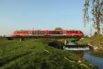 kbs-978-mittelschwabenbahn/145279/642-209-berquert-am-19042011-das 642 209 berquert am 19.04.2011  das Mindelwehr bei Hausen.