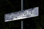   Pfaffenhausen kurz nach dem Angriff  (der Schler) So knnte man dieses Bild betiteln. So sieht ein Bahnhofsschild aus wenn es mit Schottersteinen beschossen wird. Wie immer ist es niemand gewesen... (22.08.2012)