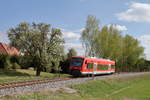 kbs-978-mittelschwabenbahn/567999/650-327-passiert-in-hirschfelden-diesen 650 327 passiert in Hirschfelden diesen wunderschön blühenden Birnenbaum am 23.04.2017