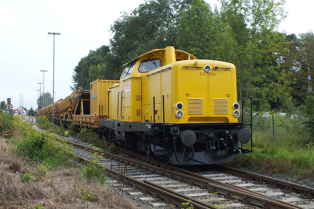 213 332 mit Bauzug in Ichenhausen am 16.08.2011.