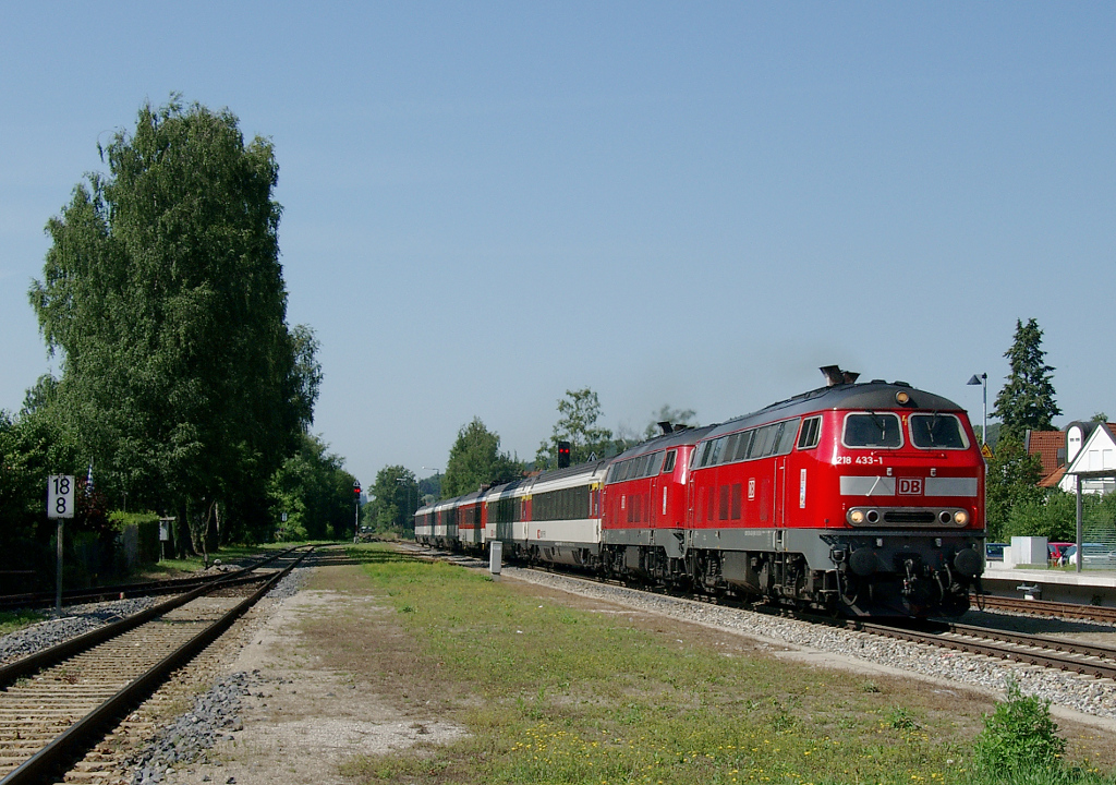 218 433 und eine Schwesterlok samt EC am 12.07.2011 bei der Durchfahrt in Mindelheim gen Mnchen.