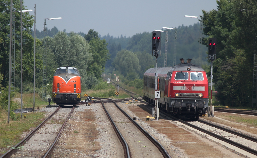 218 454 und 221 105 am 21.06.2012 in Mindelheim.