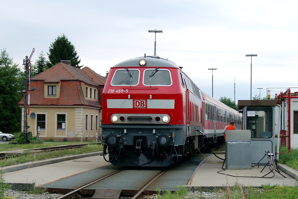 218 469 wird am 16.06.2011 in Memmingen gerade betankt.
