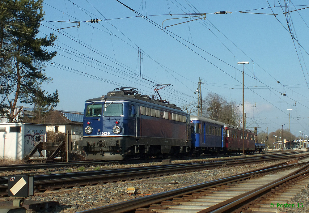 Am 14.03.2012 schleppte ESG 1142.562 zwei Esslinger VT (11,36) durch Gnzburg in Richtung Stuttgart.