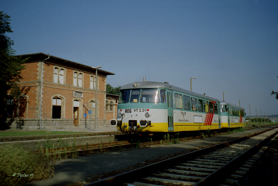 Am 18.08.1998 wurden die KEG Vt 2.01 und 2.02 der zuknftigen Citybahn Chemnitz auf der Unstrutbahn von Karsdorf nach Artern u. zurck als regulrer Reisezug getestet.
Dabei wurde die Traktionsfhigkeit unter den Fahrzeugen geprft. Hier in Karsdorf.