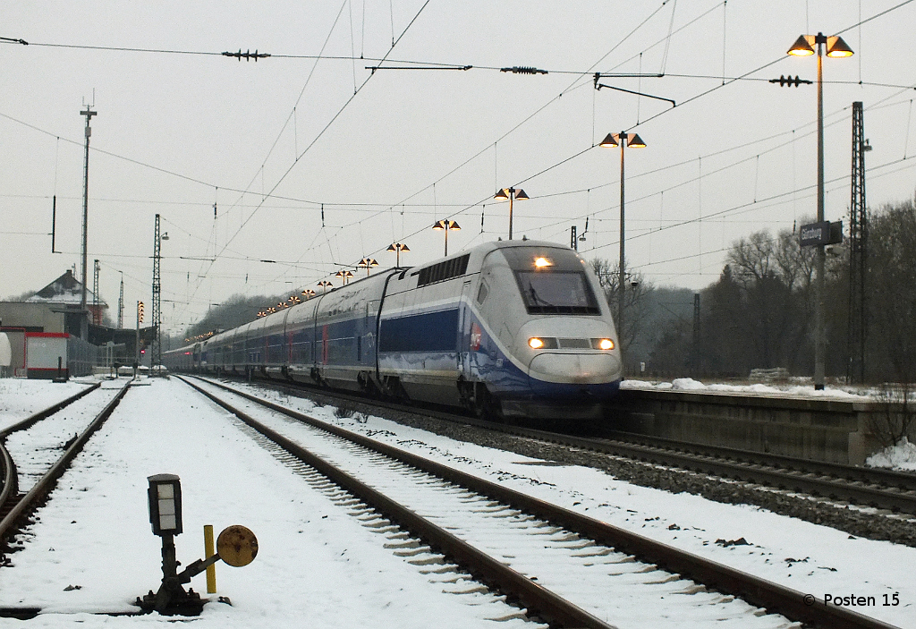 Am 30.01.2012 hatte ich erstmals die Gelegenheit den TGV-Duplex in Natura zu sehen.
Es war eine berfhrung von 4701 und 4702 als Doppel nach Mnchen. Leider waren die Lichtverhltnisse nicht ganz optimal...