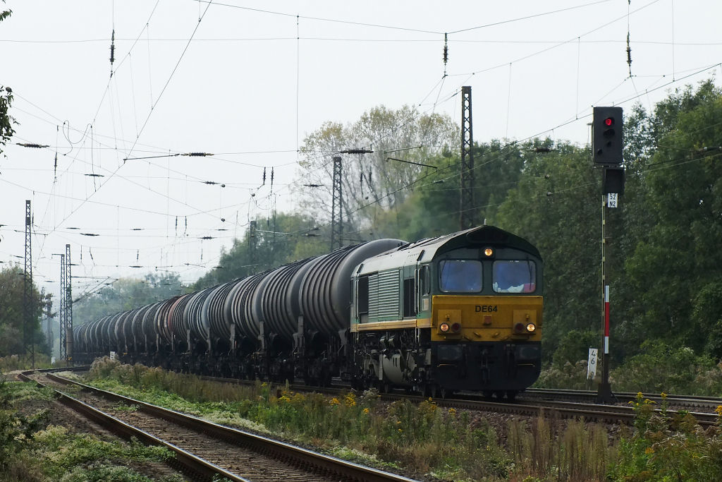 Die Privaten sind in der Naumburger Gegend auch stark vertreten. So auch Class 66 DE 64 mit einem Kesselzug am 27.09.2011 Richtung Grokorbetha.
