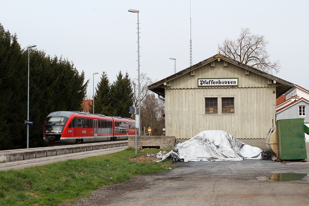 Ein  Aushilfskellner  in Schwaben! 642 115 (Amorbach) ohne erste Klasse, Beheimatung Nrnberg am 09.04.2012 in Pfaffenhausen.