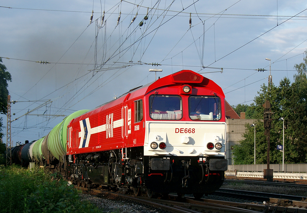 Frisch lackierte HGK DE 668 am 15.06.2011 in Gnzburg bei Ausfahrt nach Ulm.