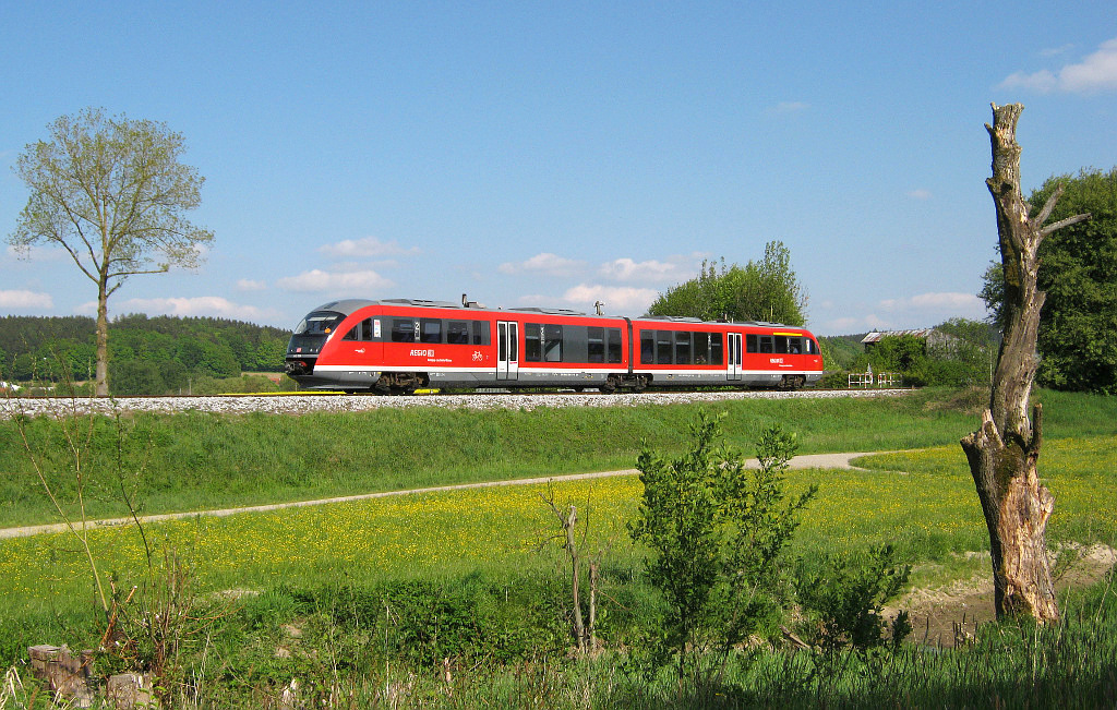 Hin und wieder kommt es vor, dass sich ein VT der Kneipp-Lechfeld-Bahn auf die Mittelschwabenbahn verirrt. So auch am 04.05.2011 mit 642 098.