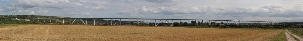 Panoramabild von Deutschlands zweitlngster Eisenbahnbrcke ber das Unstruttal bei Karsdorf am 11.07.2012.
