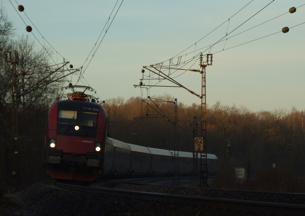 Seit Fahrplanwechsel 2010/2011 kommen an Wochenenden planmig die Railjet-Garnituren bis Wiesbaden und Frankfurt. So fhrt am Morgen des 06.02.2011 1116 208 durch Gnzburg gen Budapest.