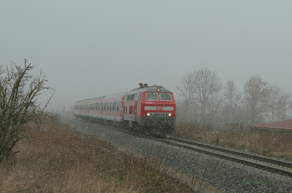 Am 24.03.2014 herrschte regelrechtes Aprilwetter als 218 469 in den Bahnhof Mindelheim einfuhr.