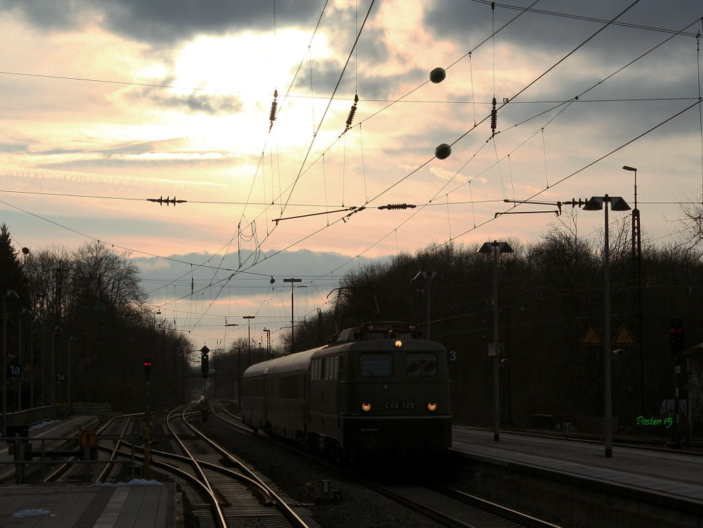 E 40 128 am 28.02.2015 bei der Durchfahrt in Günzburg.