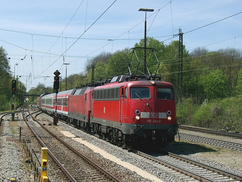 115 383 am 25.04.2009 mit Schadzug bei der Durchfahrt in Gnzburg.