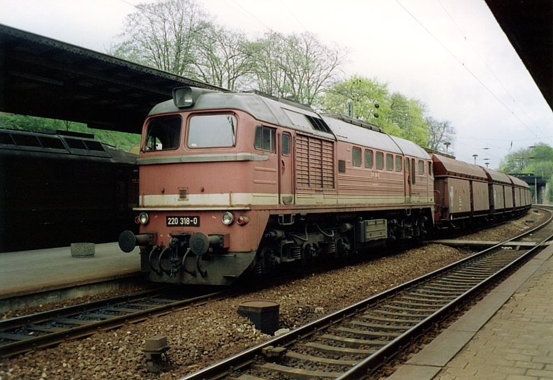 220 318 durchfhrt mit einem Kohlezug am 29.04.1992 den Bahnhof Camburg in Richtung Gschwitz. 