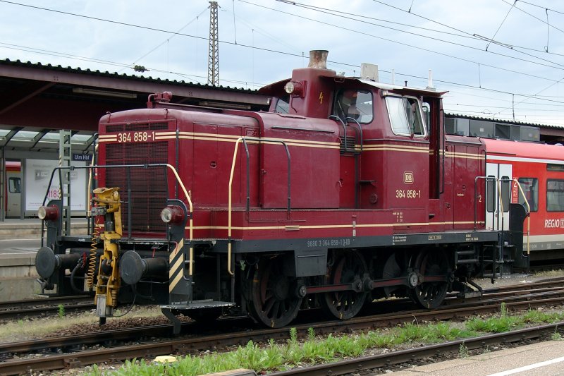 364 858, mit neuer Registernummer am Rahmen, steht in Ulm am 18.06.2009 fr neue Rangieraufgaben bereit. 