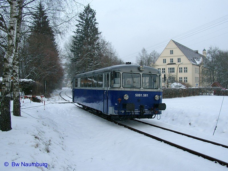 5081.561 fhrt als Leerzug von Krumbach(Schwaben) zum Haltepunkt Krumbach(Schule) um von dort als Regionalbahn wieder zurck nach Gnzburg zu fahren.(28.01.2004)